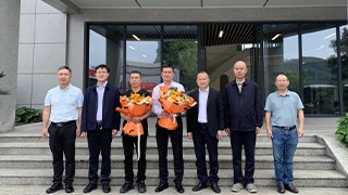 縣委書記王正飛慰問暢爾勞動模范代表